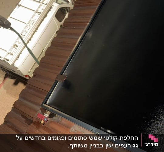 קולטי שמש על גג רעפים עם רכבים ברחוב למטה
